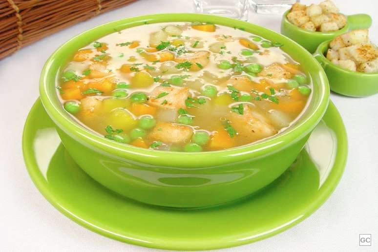 Sopa de frango com legumes – Foto: Guia da Cozinha