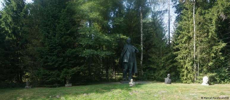 Estátua de Lenin removida de local público está agora em parque privado