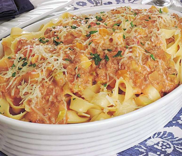 Macarronada &agrave; bolonhesa ros&eacute; (Reprodu&ccedil;&atilde;o / Guia da Cozinha)