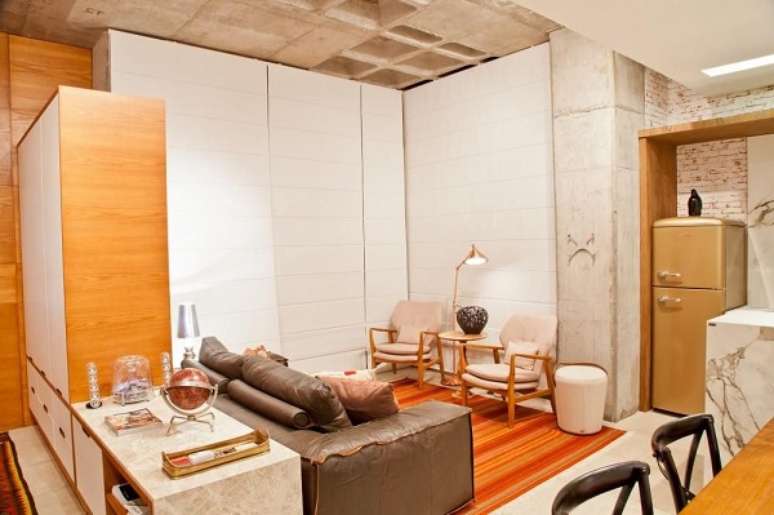 67. Sala planejada no loft pequeno &ndash; Foto Rico Mendon&ccedil;a