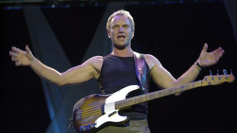 A convite de Alcione, Sting conheceu a Estação Primeira da Mangueira, em 2001