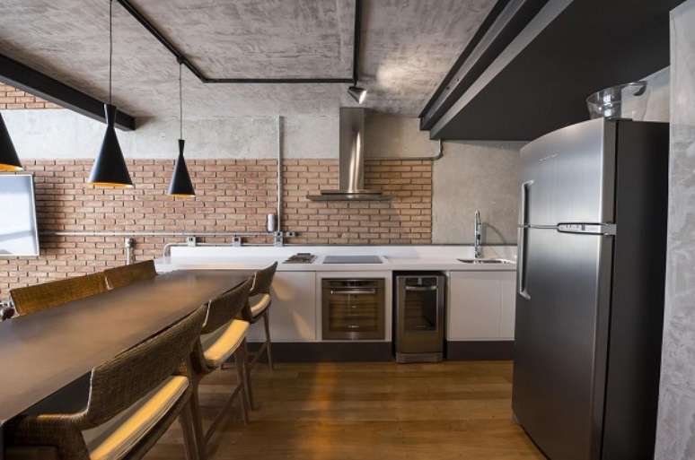 78. Cozinha planejada para loft pequeno &ndash; Foto Carla Cuono Arquitetura e Interiors