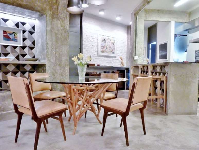 30. Loft pequeno com mesa de jantar de madeira &ndash; Foto Adriana Fornazari