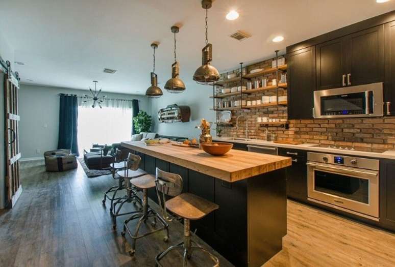 12. Loft industrial com decora&ccedil;&atilde;o de madeira e detalhes em preto &ndash; Foto Casa Abril