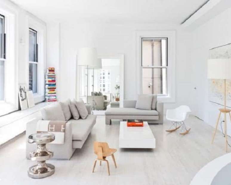 50. Loft pequeno e iluminado decorado com m&oacute;veis claros &ndash; Foto Decor Facil