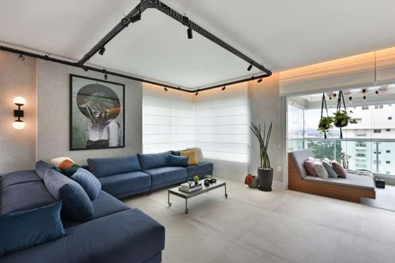 41. Loft pequeno com sof&aacute; azul em L &ndash; Foto Gioanna Gogosz