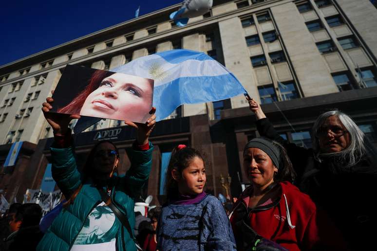 Multidão protesta na Argentina contra ataque a Cristina Kirchner