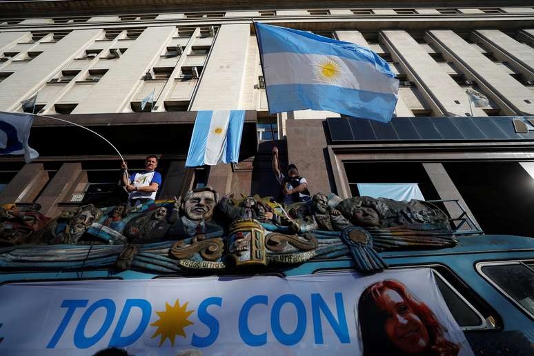 Multidão protesta na Argentina contra ataque a Cristina Kirchner