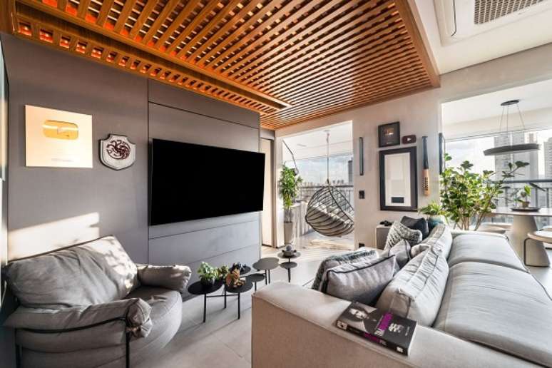 48. Loft pequeno decorado no estilo industrial com tons claros de bege e cinza &ndash; Foto Fernando Pagani