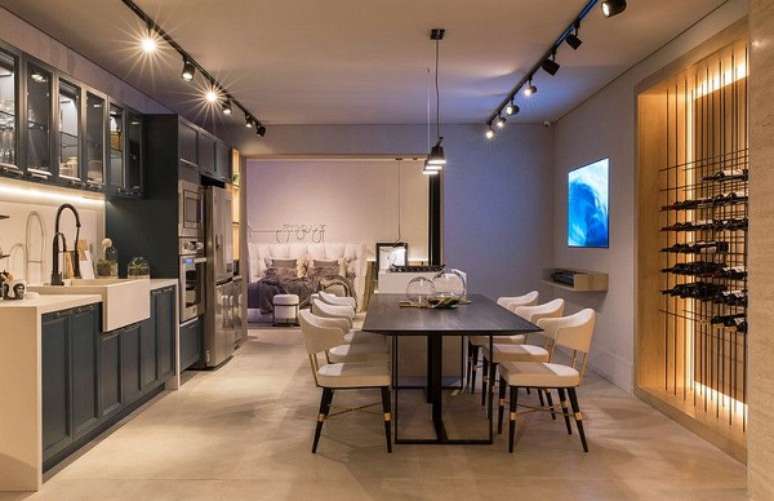 14. Loft pequeno com arm&aacute;rio azul marinho e bancada branca &ndash; Foto Patricia Hagobian