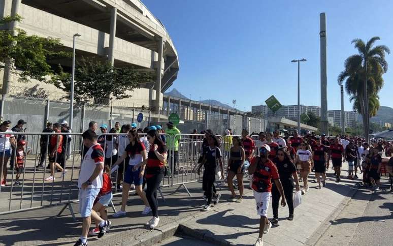 Torcida do Flamengo nos acessos ao Estádio do Maracanã (Foto: Luiz Sá/LANCE!)