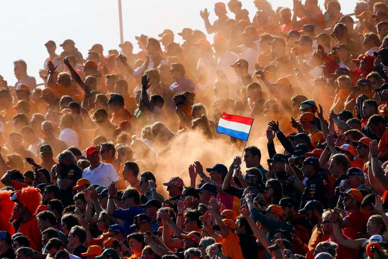 Torcida holandesa ensandecida nas arquibancadas em Zandvoort 