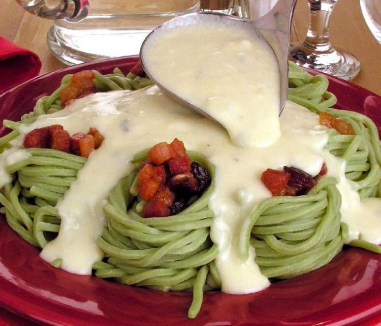 Macarr&atilde;o de forno recheado com bacon e molho de queijo (Reprodu&ccedil;&atilde;o / Guia da Cozinha)