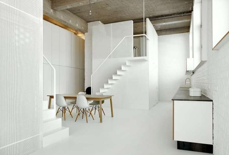 13. Loft pequeno branco com m&oacute;veis de madeira &ndash; Foto Decor Facil