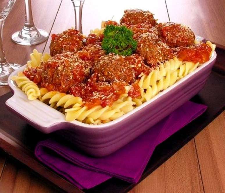 Macarr&atilde;o parafuso com alm&ocirc;ndegas de calabresa (Reprodu&ccedil;&atilde;o / Guia da Cozinha)