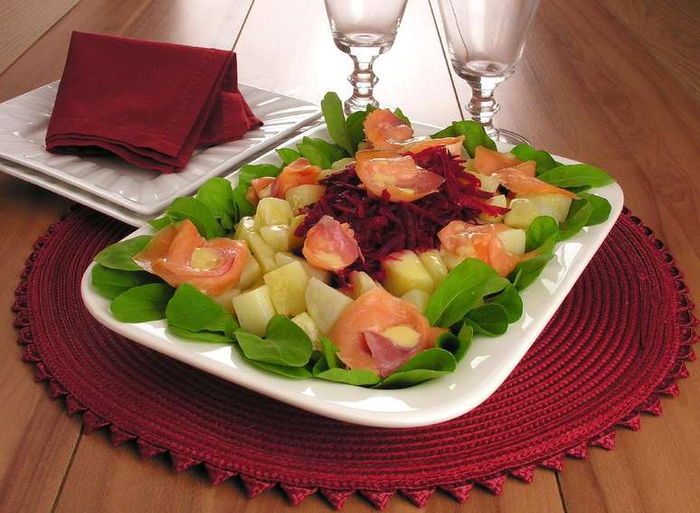 Salada de rúcula e salmão | Foto: Guia da Cozinha