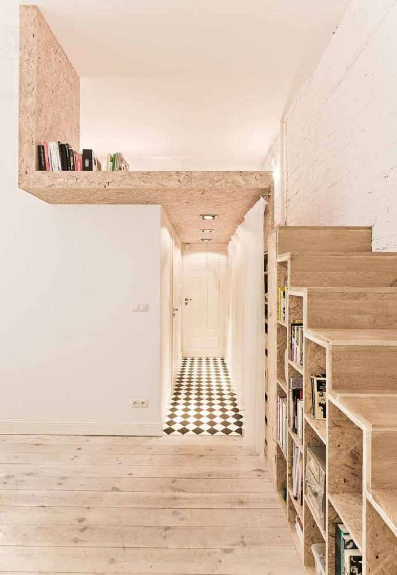 7. Loft pequeno e funcional com nichos na escada &ndash; Foto Decor Facil