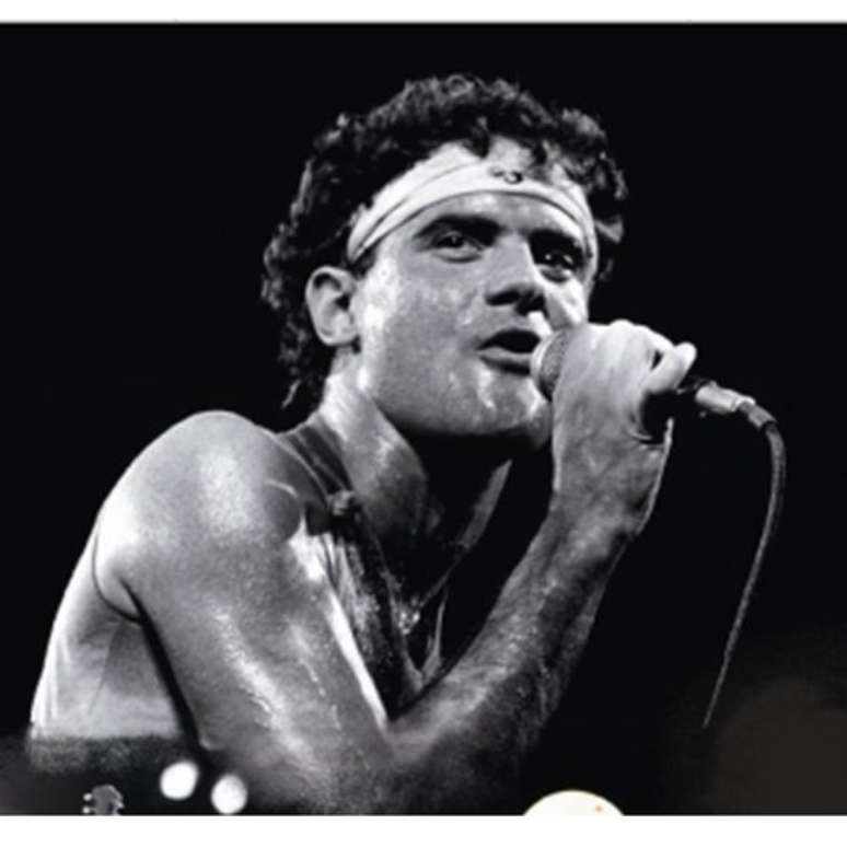 &Agrave; frente do Bar&atilde;o Vermelho, Cazuza protagonizou um dos momentos mais emocionantes do Rock in Rio ao cantar 'Pro Dia Nascer Feliz'