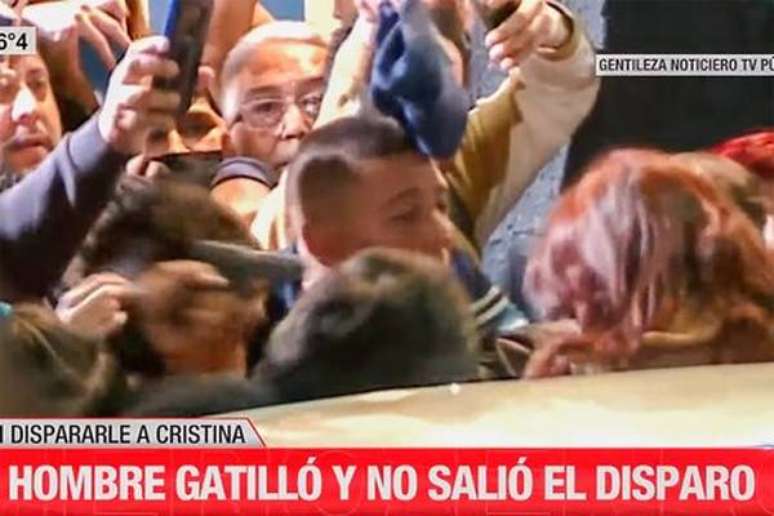 Vídeo mostra homem apontando a arma para Cristina