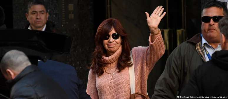 Criastina Kirchner deixou sua casa no bairro Recoleta e abanou para simpatizantes