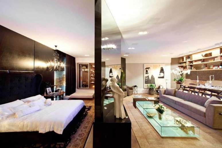 27. Loft pequeno com divis&oacute;ria de madeira entre o quarto e a sala &ndash; Foto Luis Fabio Rezende de Araujo