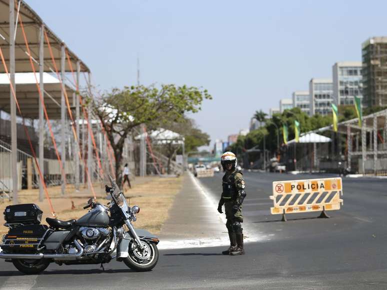Esplanada dos Minist&eacute;rios recebe preparativos para o desfile c&iacute;vico-militar de 7 de Setembro