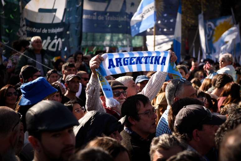 Multidão protesta na Argentina contra ataque a Cristina Kirchner