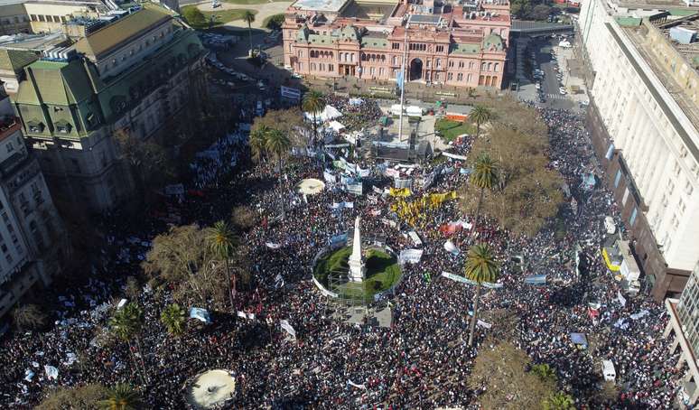 Multidão protesta na Argentina contra ataque a Cristina Kirchner