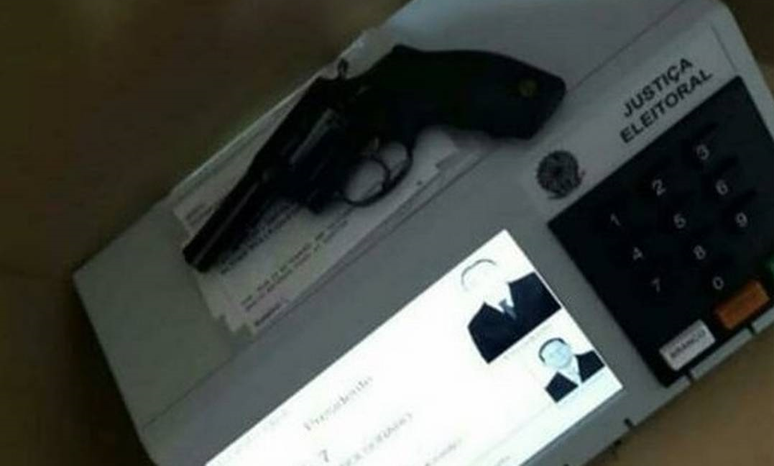 Eleitor tirou foto com arma de fogo dentro das urnas de votação em 2018
