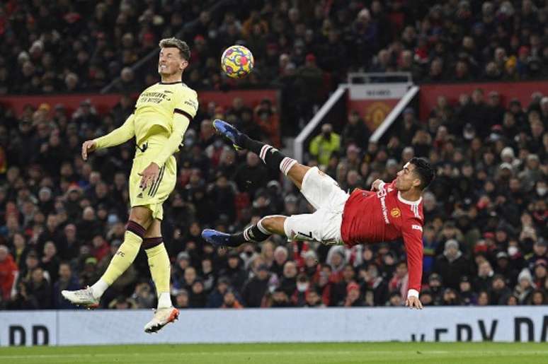 Clássico entre Manchester United e Arsenal agita a rodada do Inglês neste domingo (FOTO: OLI SCARFF / AFP)