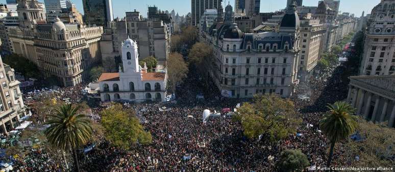 Manifestantes lotaram a Praça de Maio, no coração de Buenos Aires