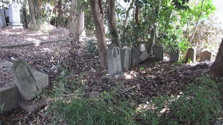 Cemit&eacute;rio com l&aacute;pides da fam&iacute;lia de Edson Aoki, em Kurume, com sepulturas dos anos 1700, quando eram crist&atilde;os ocultos