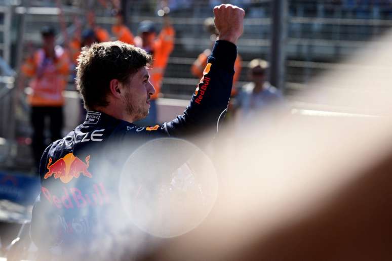 Max Verstappen festeja pole diante de sua torcida laranja 