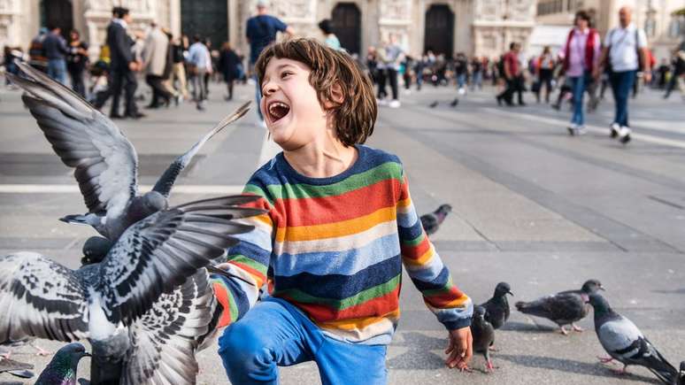 As crianças estão entre os poucos que gostam de brincar com pombos, já que para a maioria dos adultos estas aves são uma praga