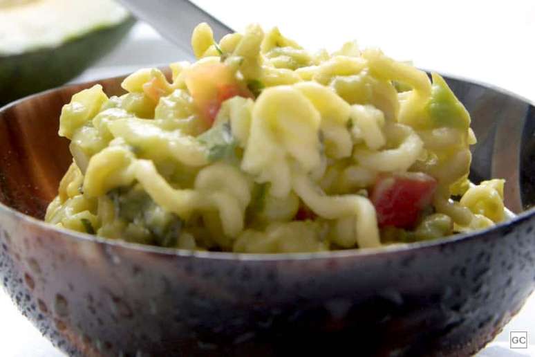 Guacamole de abacate com macarrão instantâneo | Foto: Guia da Cozinha