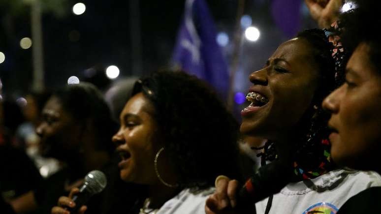 Marcha das Mulheres Negras, em julho, em São Paulo; mulheres vivem mais, estudam mais e acumulam mais tarefas — mas ganham menos