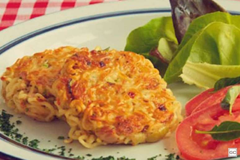 Hambúrguer com macarrão instantâneo | Foto: Guia da Cozinha