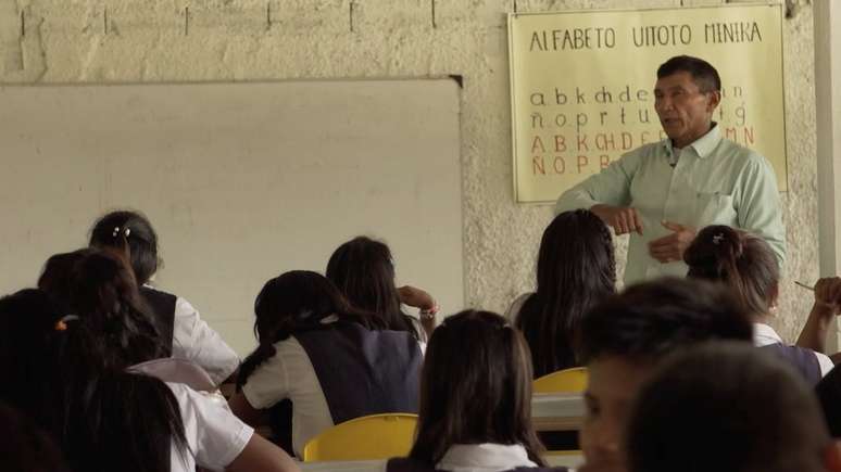 Aula de língua Uitoto na Escola Casa do Saber