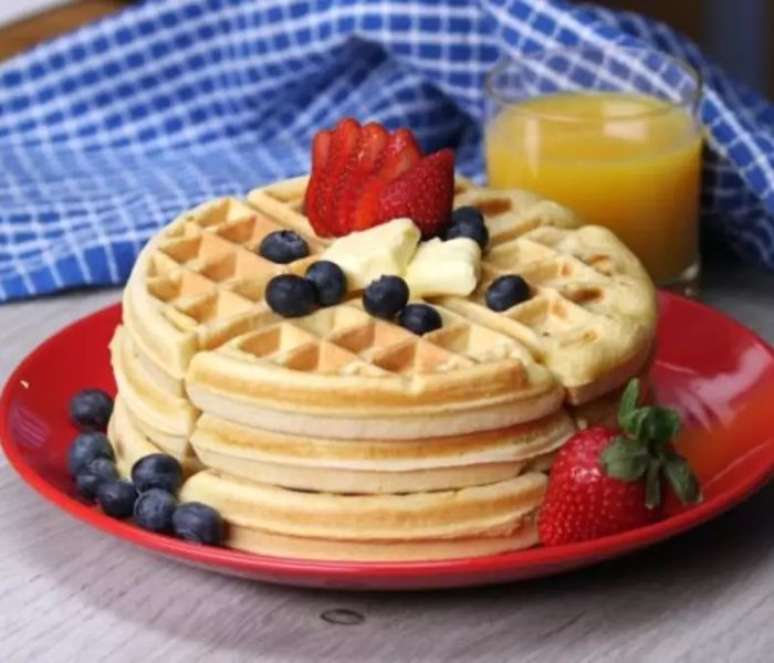 Waffle simples, macio e crocante (Reprodu&ccedil;&atilde;o / Guia da Cozinha)