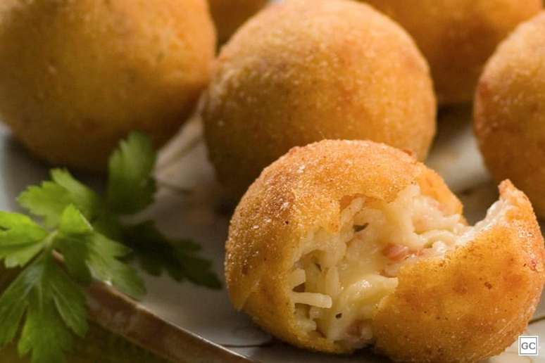 Bolinho de macarrão instantâneo com recheio cremoso de queijo | Foto: Guia da Cozinha