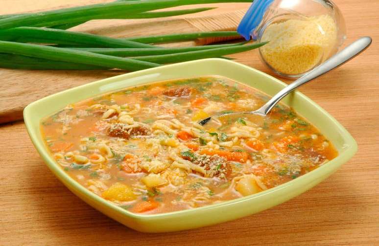 Sopa de macarrão instantâneo | Foto: Guia da Cozinha