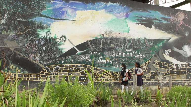O mural que evoca a época da indústria da borracha foi pintado pelo artista Rember Yaguarcan