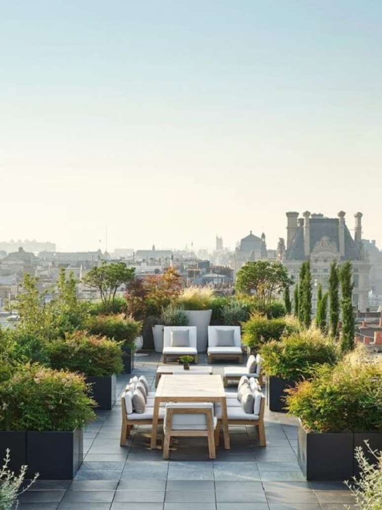 52. Terra&ccedil;o aberto com plantas na decora&ccedil;&atilde;o &ndash; Foto Dorchester Collection