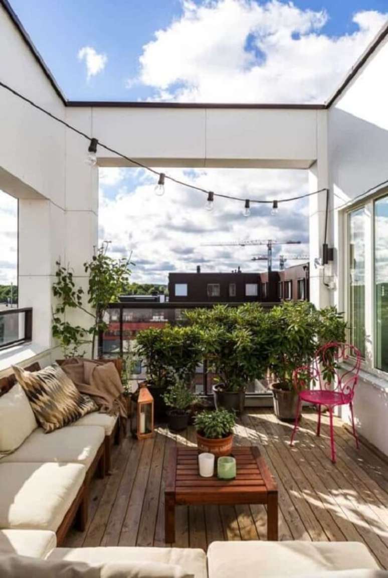 33. Casa com terra&ccedil;o pequeno mas aconchegante &ndash; Foto One Kindesign