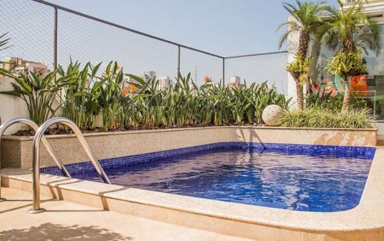 47. Piscina de cer&acirc;mica pequena no terra&ccedil;o de casa &ndash; Foto Studio Clarica Lima