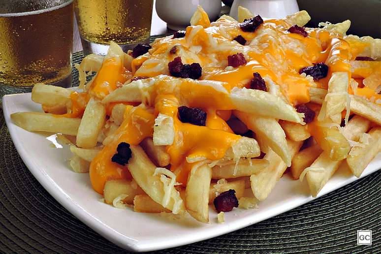 Batata frita com cheddar e bacon – Foto: Guia da Cozinha