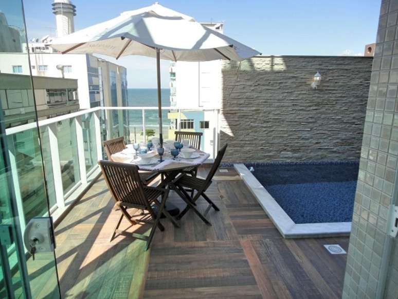 49. Piso r&uacute;stico de madeira para piscina de cer&acirc;mica &ndash; Foto Gabriela Herde