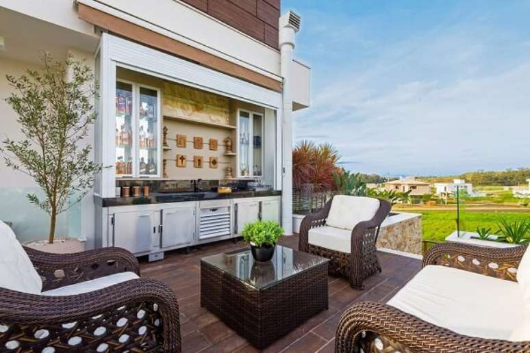 70. Casa com terra&ccedil;o moderna &ndash; Foto Iara Kilaris