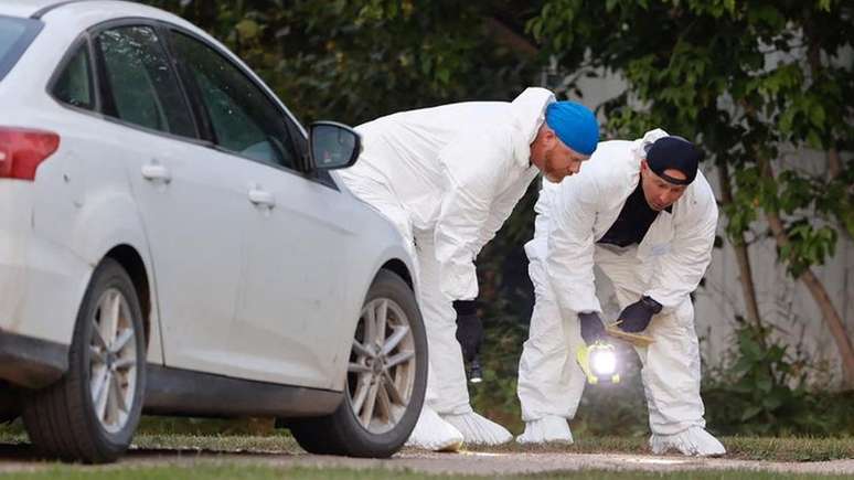 Investigadores forenses em uma das cenas de crime na vila de Weldon, na província de Saskatchewan