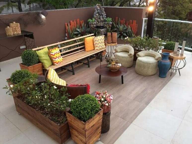 61. Terra&ccedil;o decorado com plantas e m&oacute;veis de madeira &ndash; Foto Alexsandrac
